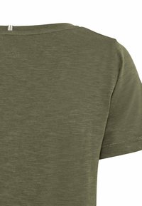 Olijfgroene t-shirt met korte mouwen en ronde hals, met een licht gestructureerde stof en stiksels langs de randen.