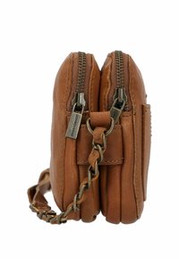 Borsa in pelle marrone con due scomparti con zip, tracolla a catena, finitura testurizzata e dettagli in metallo. Forma rettangolare compatta.