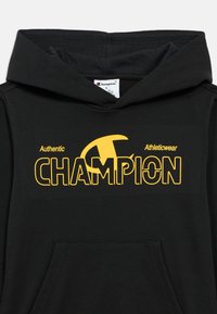 Hanorac negru din amestec de bumbac, cu sigla și text galben „Champion”, buzunar frontal și glugă cu șnur.