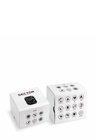 Il packaging del smartwatch Sector presenta scatole bianche con accenti neri e rossi. Include icone per le funzionalità, con il modello S-07 esposto su un lato.