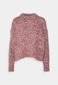 Flauschiger Strickpullover in melierten Pink- und Brauntönen mit langen Ärmeln und einem leicht verkürzten Saum vor einem weißen Hintergrund.