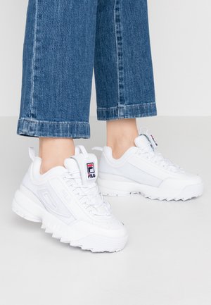 Sneaker atletiche bianche con tomaia in materiale sintetico, design con lacci e suola bianca texturizzata. Caratterizzate da logo sulla linguetta, cuciture visibili e collo imbottito.