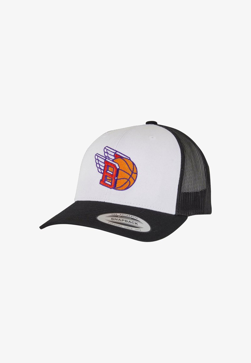 Casquette snapback blanche avec visière noire et côtés en mesh. Présente un logo de basket-ball brodé en orange avec des ailes et des accents violets.