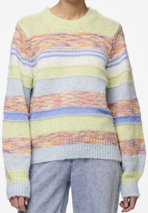 Personne portant un pull tricoté rayé aux couleurs pastel avec des bandes jaunes, violettes, orange, blanches et bleues, et un jean bleu clair.