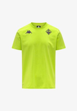 Maglietta sportiva verde lime brillante con maniche corte, con un logo scuro sul petto sinistro e un simbolo del marchio sulla spalla destra.