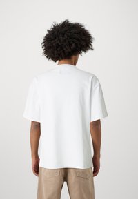 PEQUS CHEST LOGO UNISEX - Navadna majica - white sand