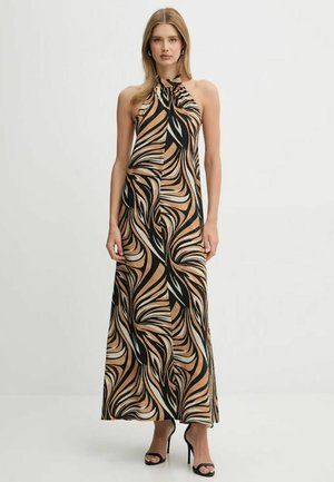 Donna che indossa un abito lungo senza maniche con scollo all'americana e motivo astratto a spirale nero, beige e crema, abbinato a sandali neri con tacco alto.