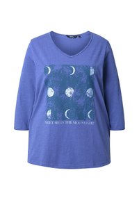 Paarse lange mouwen V-hals t-shirt met een grafiek van maanfases en de tekst "MEET ME IN THE MOONLIGHT" op de voorkant.