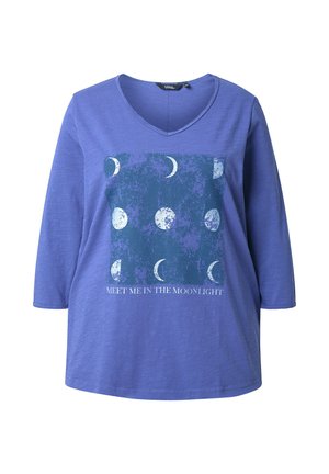 Paarse lange mouwen V-hals t-shirt met een grafiek van maanfases en de tekst "MEET ME IN THE MOONLIGHT" op de voorkant.
