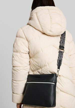 TOM TAILOR, TOM TAILOR BAGS TTORLA M UMHÄNGETASCHE MIT GEWEBEBAND - Schoudertas - schwarz   black