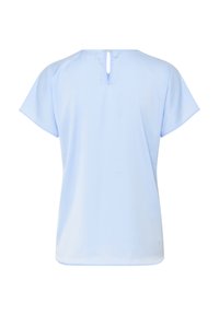 Top azzurro chiaro a maniche corte con scollatura rotonda e dettaglio a chiave sul retro. Tessuto liscio, design comodo e rilassato.
