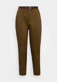 Rjav krojeni hlače z gladkim materialom, ki vključujejo sprednje pregibe in rjav usnjen pas z srebrno sponko. Elegantna zasnova z ožjim krojem.