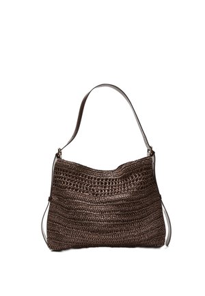Hnedá tkaná taška na rameno s jedným koženým remienkom a obdĺžnikovým tvarom, mierne zvesená s textúrovaným pleteným vzorom.