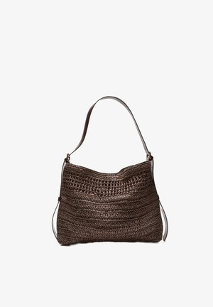 Brun vævet skuldertaske med en enkelt læderrem og rektangulært form, let hængende med tekstureret strikkemønster.