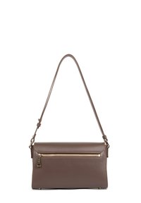 Borsa a spalla in pelle marrone con una tracolla sottile e una tasca frontale con zip dorata, esposta su uno sfondo bianco.
