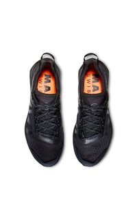 Svarta sportskor med en strukturerad mesh-ovandel, förstärkt tåhätta och orange innersula. Har svarta snören och en dragflik vid ankeln.