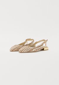 Beige slingback sko med vevd design og gull accenter, spisse tær og en liten blokkhel.