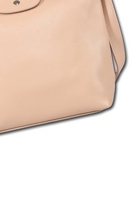 Lichtroze leren handtas met een gestructureerd oppervlak, ronde vorm en afneembare schouderband. Voorzien van een drukknoopsluiting en subtiele stikseldetails.