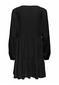 Mini-robe noire à manches longues à volants, avec un col rond et des couches de tissu amples légèrement froncées.