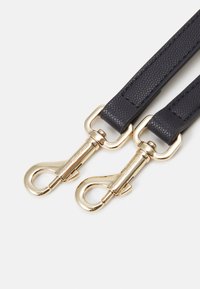 Schwarzer, strukturierter Gurt mit goldenen Metallelementen und doppelten Clips. Der Gurt hat eine glatte Oberfläche und ein dezentes, geprägtes Muster.