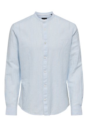 Hemd mit Stehkragen, mit hellblauen und weißen Senkrechtstreifen, langen Ärmeln und fünf weißen Knöpfen auf der Vorderseite.