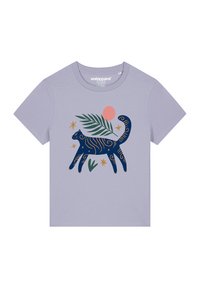 Lila Baumwoll-T-Shirt mit einem navyblauen Katzenmotiv, das von goldenen Wirbeln, Palmenblättern und einem pfirsichfarbenen Kreis ergänzt wird, abgerundet durch grüne Akzente.