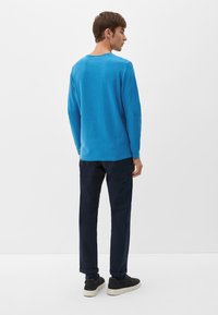 s.Oliver MIT ROLLSAUMBLENDE - Strickpullover - blau
