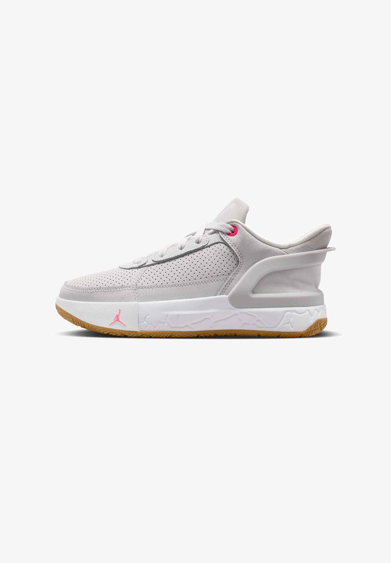 Lichtgrijze lage sneaker met geperforeerd suède, witte zool, gumkleurige buitenzool, roze veteroog en logodetail, zijaanzicht op witte achtergrond.