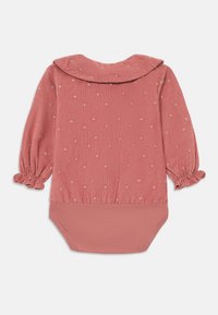 Langarm-Babykombination in staubigem Rosé, mit rundem Kragen, elastischen Bündchen und einem strukturierten Stoff mit kleinen Herzmustern.