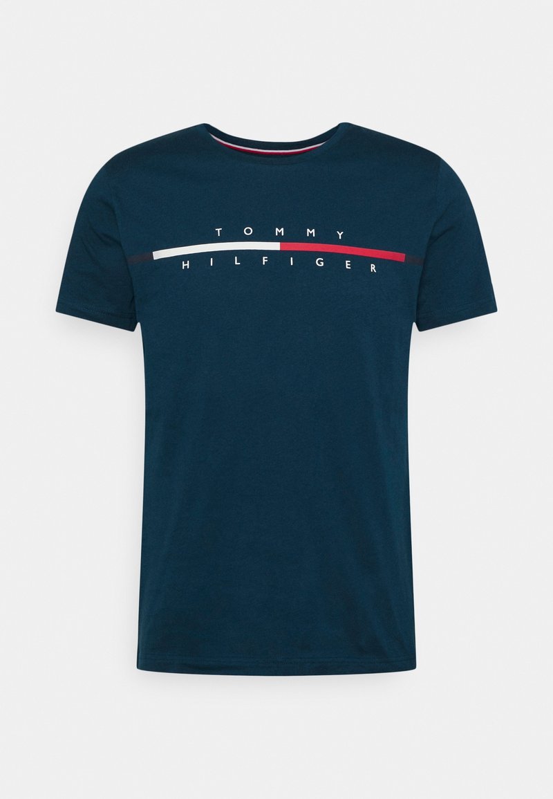 Tmavě modré tričko s krátkým rukávem s textem "Tommy Hilfiger" a horizontálním pruhem v červené, bílé a tmavě modré barvě přes hruď.