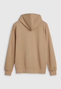 Sweatshirt bej cu glugă, mâneci lungi, textură moale și manșoane și tiv din material ribat. Designul este minimalist, prezentând o vedere din spate.