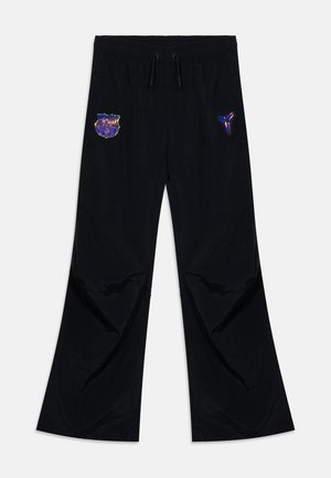 Sorte bukser med vide ben, elastisk talje og snøre, med iriserende FC Barcelona- og Kobe Bryant-logoer foran.
