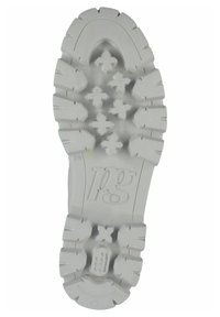 Semelle de chaussure en caoutchouc blanc avec une surface texturée, présentant des rainures horizontales et des crampons multidirectionnels pour l'adhérence, détail du logo embossé.