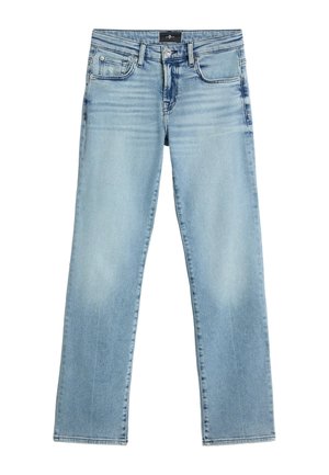 Jeans en denim bleu clair avec une coupe droite, cinq poches, légère décoloration et une ceinture de marque. Le matériau a une texture lisse.