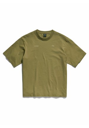 Olivengrøn kortærmet rundhals t-shirt med "G-STAR" og "RAW" tekstlogoer på brystet, lagt fladt på en hvid baggrund.