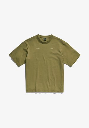 T-shirt vert olive à manches courtes et col rond avec les logos texte "G-STAR" et "RAW" sur la poitrine, posé à plat sur un fond blanc.