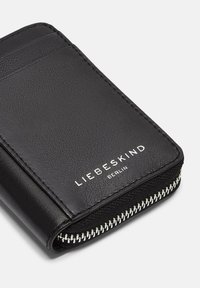 Portafoglio in pelle nera con chiusura a zip, scomparti per schede e dettagli cuciti, con il nome del brand "LIEBESKIND BERLIN" stampato in bianco.