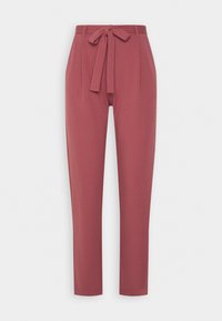 Pantalon taille haute fuselé de couleur rose estompée avec plis devant et ceinture en tissu assortie nouée à la taille.