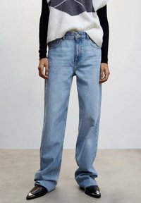 Jeans de pierna recta en azul claro, con cintura alta, hechos de mezclilla. Presentan un clásico cierre de botón y cremallera, cinco bolsillos y un ligero desgaste.