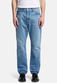 Ljusblå denimjeans med rak passform, med klassisk femfickdesign, knäppning och subtila blekningar.