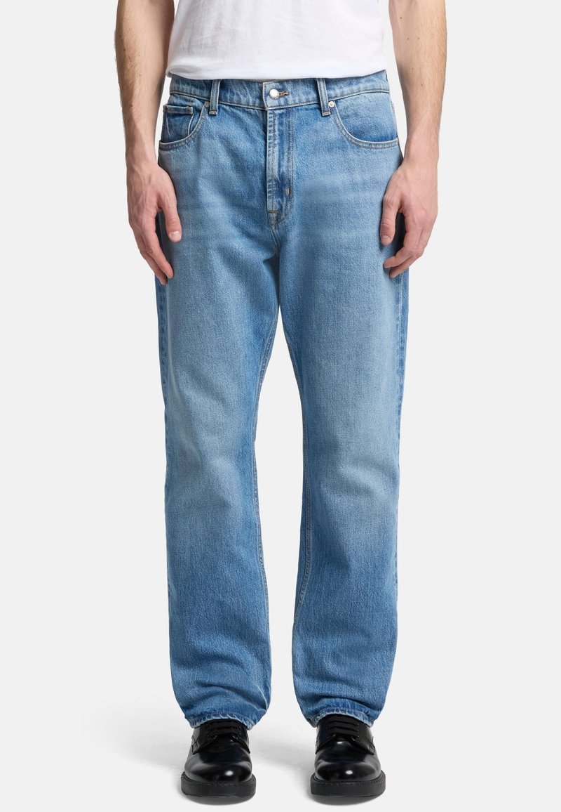 Ljusblå denimjeans med rak passform, med klassisk femfickdesign, knäppning och subtila blekningar.