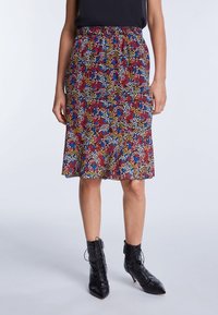 Jupe midi florale avec un fond noir, ornée de fleurs multicolores en rouge, bleu, jaune et blanc ; taille élastique.