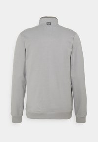 Sweatshirt gris clair à manches longues avec poignets et ourlet côtelés, montré de dos avec une petite étiquette noire sur le col.
