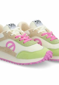 Sneaker con tomaia in rete color crema, beige e verde chiaro, arricchiti da lacci rosa e una suola texturizzata viola. Etichetta a scacchi sulla linguetta.
