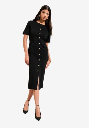 Schwarzes Midikleid mit kurzen Ärmeln, goldfarbenen Knöpfen vorne, zwei Taschen und einem seitlichen Oberschenkelschlitz. Strukturierter Stoff sorgt für visuelles Interesse.