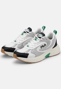 Białe i szare sneakersy z czarnym akcentem, siateczkowa i syntetyczna cholewka, gumowa podeszwa, zielone logo oraz z fakturowanym wykończeniem po bokach.