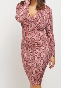 Růžové šaty bodycon s hadím potiskem, dlouhými rukávy, hlubokým V-výstřihem a texturovaným materiálem, přiléhavý silueta, délka ke kolenům, hladký povrch.