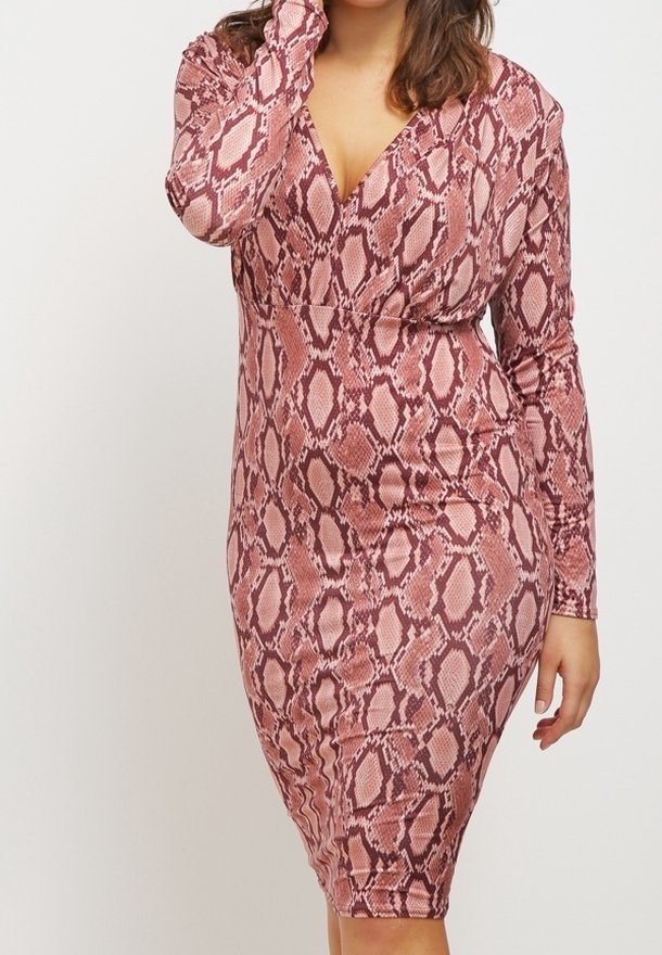 Růžové šaty bodycon s hadím potiskem, dlouhými rukávy, hlubokým V-výstřihem a texturovaným materiálem, přiléhavý silueta, délka ke kolenům, hladký povrch.