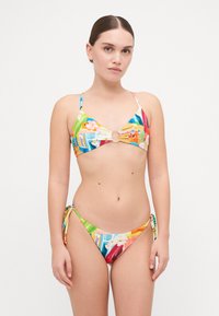Spalvingas gėlių bikini komplektas, kuriame yra trikampio formos liemenėlė su centriniu auksiniu žiedu ir reguliuojamomis šoninėmis raištelėmis šortukuose. Pagamintas iš tamprios medžiagos.