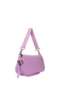 Borsa a spalla in pelle lilla con design curvo, tracolla regolabile e hardware in argento. Presenta un'accattivante accentatura del logo sul lato.